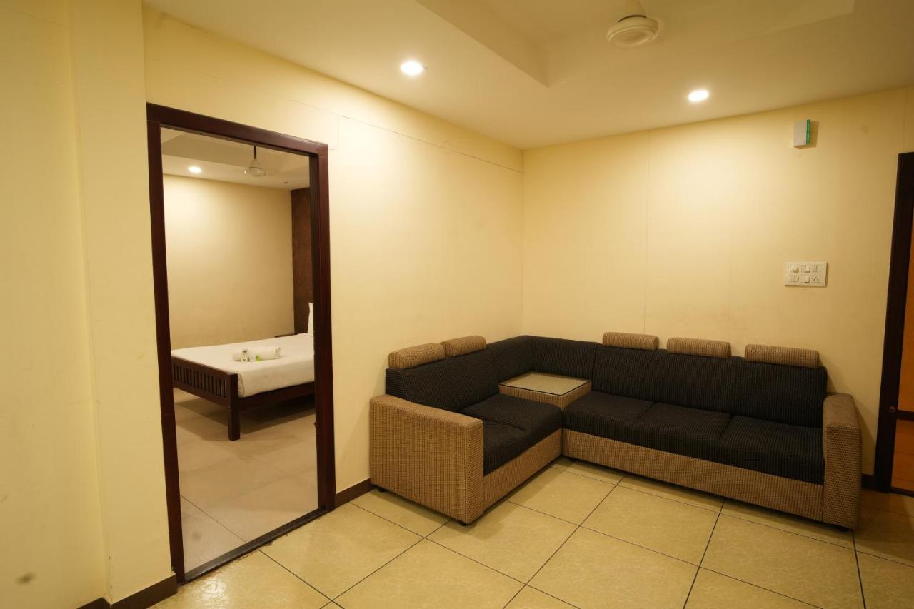 K V Suites Kochi Екстериор снимка