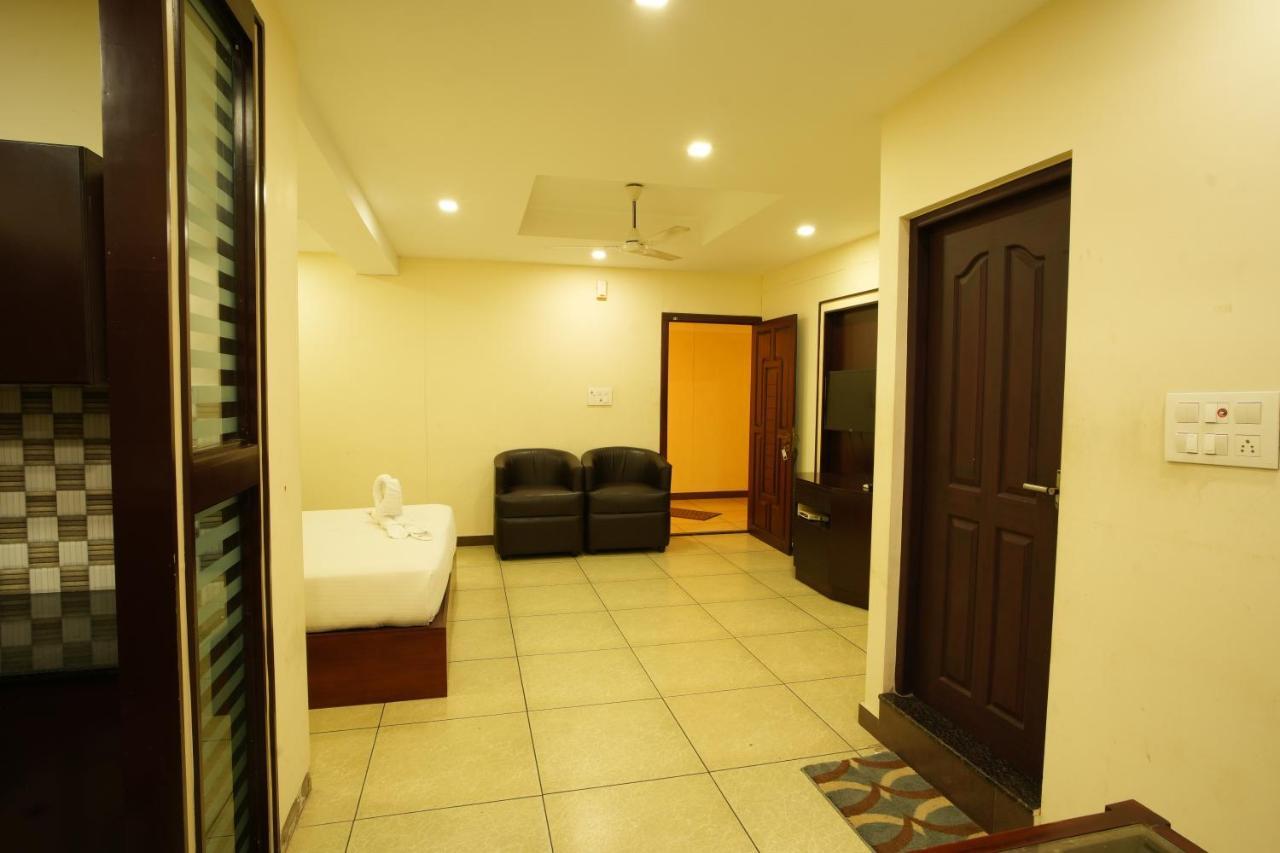 K V Suites Kochi Екстериор снимка