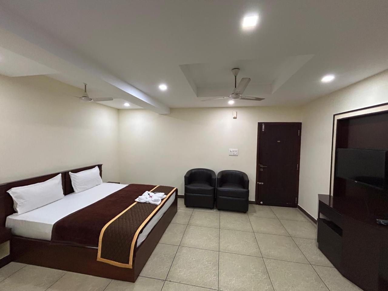 K V Suites Kochi Екстериор снимка
