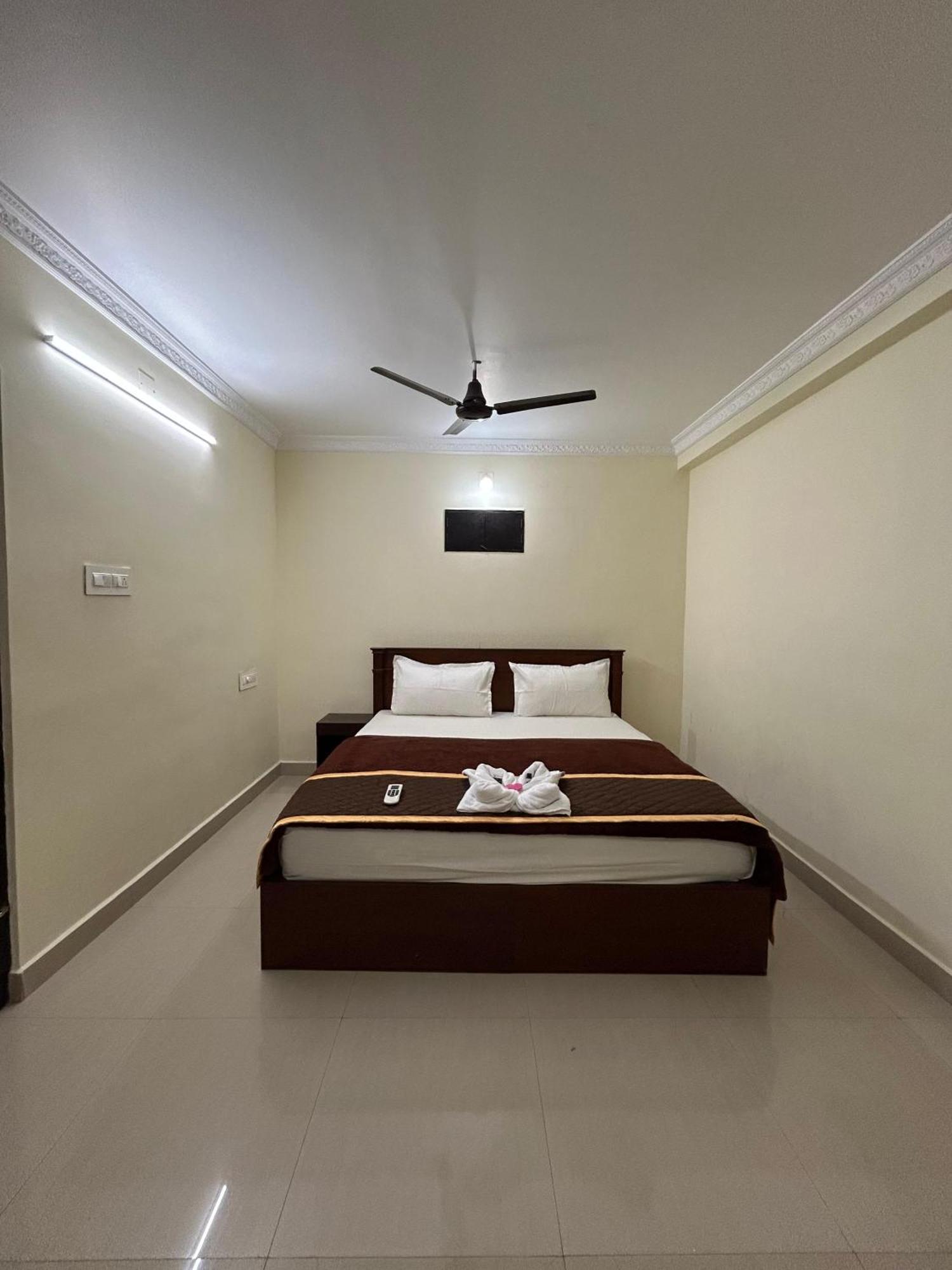 K V Suites Kochi Екстериор снимка