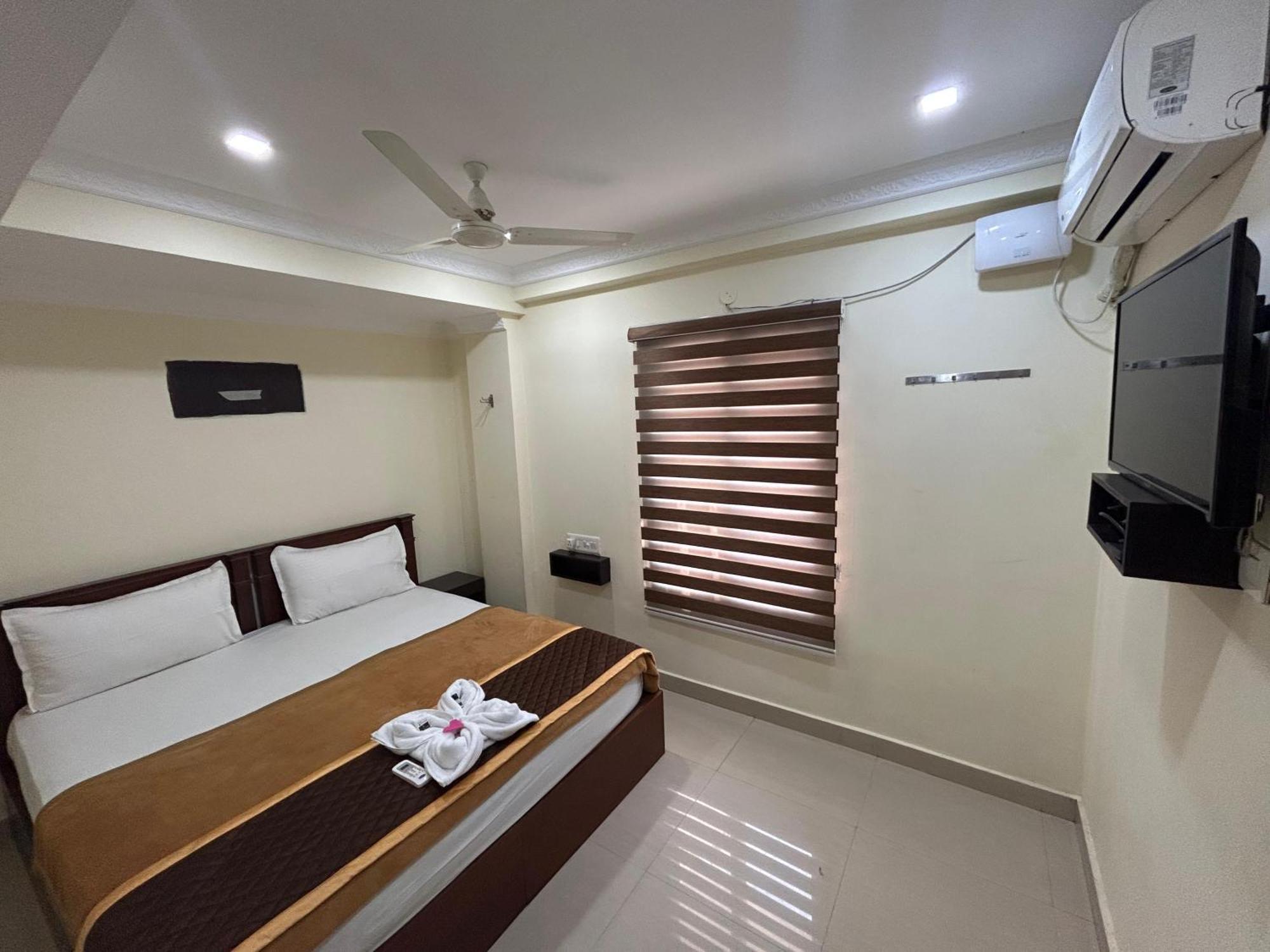 K V Suites Kochi Екстериор снимка